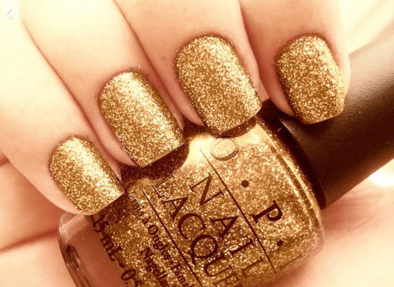 Golden nails. Золотой Шиммер маникюр. Золотые ногти. Золотой маникюр. Ногти с золотыми блестками.